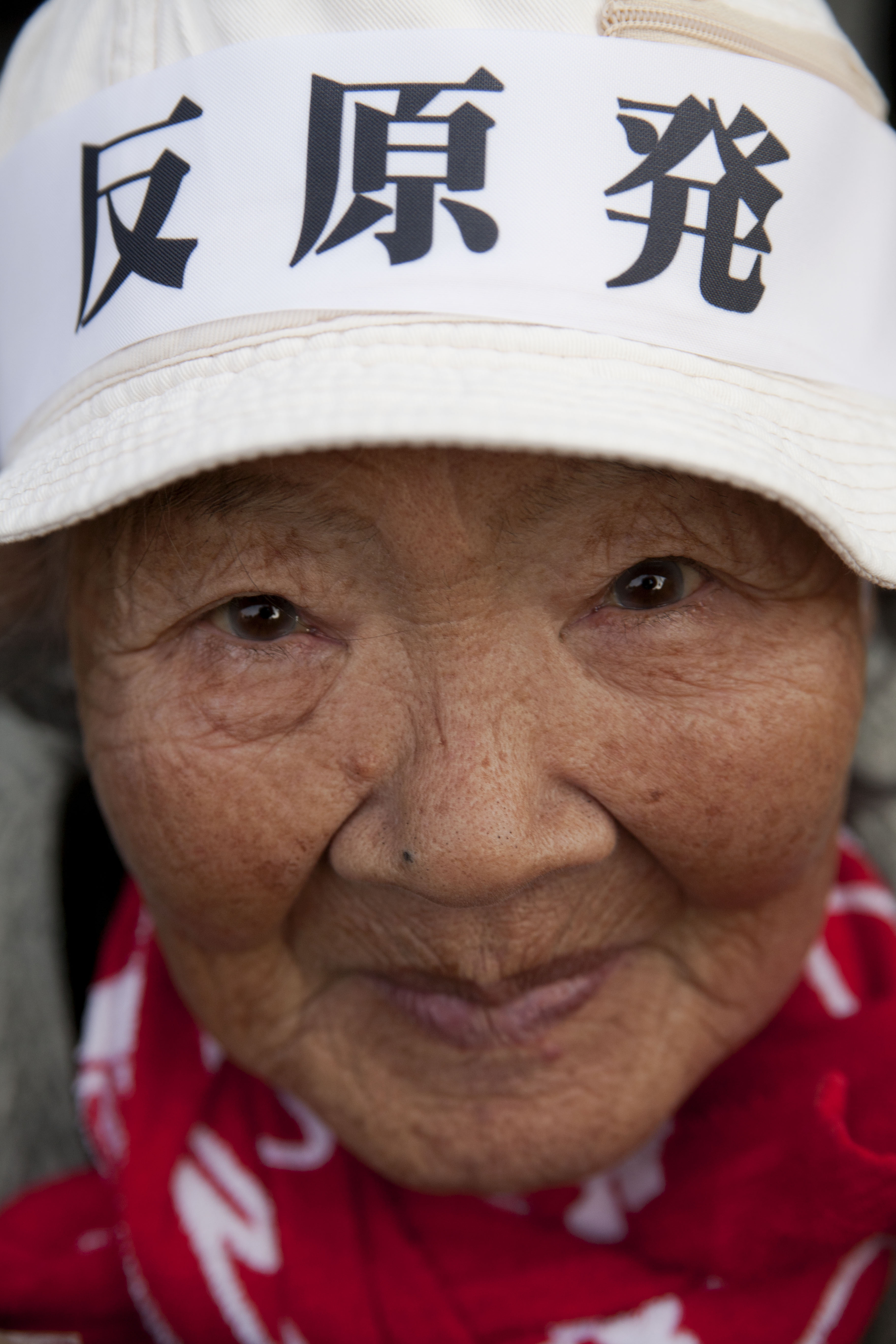 Madame Masunaga Sumiko a 88 ans et elle vient de la préfecture de Saitama pour soutenir les mères de Fukushima qui font une manifestation permanente devant le METI, le ministère de l'économie, du commerce et de l'industrie à Tokyo. Les mères sont menacées ce jour mème et les sympathisants sont venues les soutenir.
Madame Masunaga a une façon poétique de protester contre le nucléaire: Elle danse et chante. Sur son chapeau il est écrit: Stop au nucléaire.